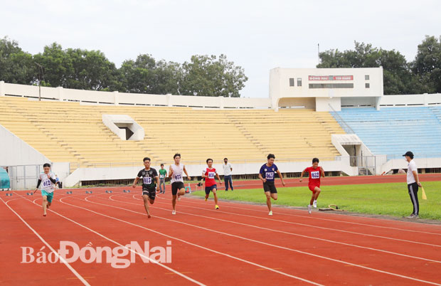 Các VĐV thi đấu nội dung chung kết 100m nam vào sáng 25-11