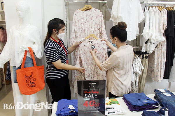 Một cửa hàng thời trang ở Vincom Biên Hòa áp dụng chương trình khuyến mãi, giảm giá tới 40% trong dịp Black Friday