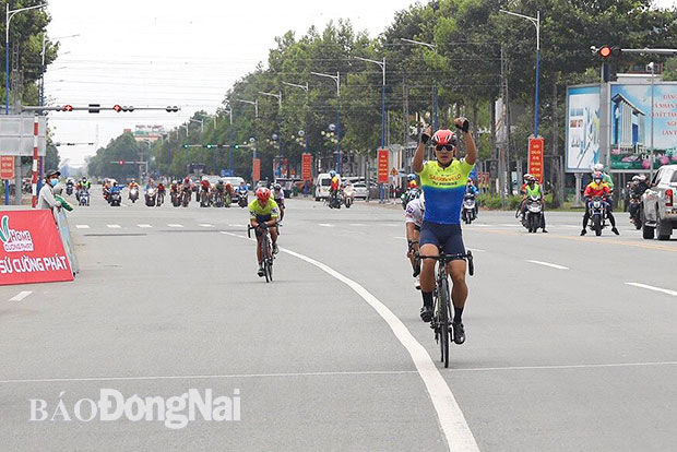 Tay đua Thái Quốc Tuấn (CLB Sài Gòn Velo) ăn mừng chiến thắng chặng