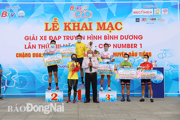 Ban tổ chức trao giải cho các tay đua giành thứ hạng nhóm 16-40 tuổi