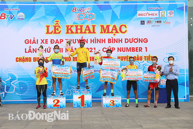 Ban tổ chức trao giải cho các tay đua giành thứ hạng nhóm 41-55 tuổi