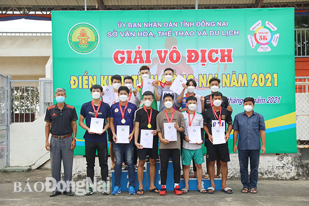 Ban tổ chức trao huy chương cho các đơn vị giành thứ hạng nội dung tiếp sức 4x100m nam