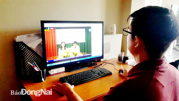 Một người dân (ngụ P.Thống Nhất, TP.Biên Hòa) theo dõi livestream về chính sách bảo hiểm xã hội tự nguyện. Ảnh: Kim Liễu