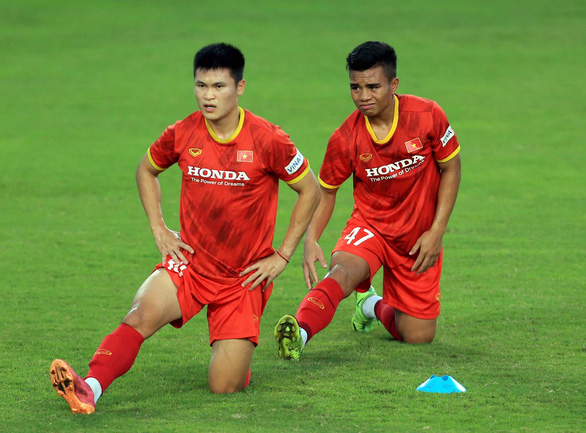 Hồ Thanh Minh (bên phải)