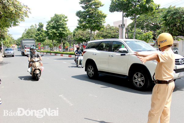 Lực lượng chức năng làm công tác kiểm tra giao thông trên đường Đồng Khởi (đoạn qua TP.Biên Hòa)