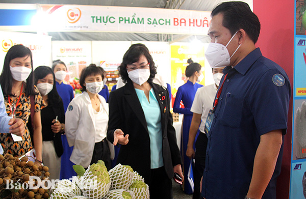  Lãnh đạo TP.HCM tham quan gian hàng trưng bày các sản phẩm của Đồng Nai
