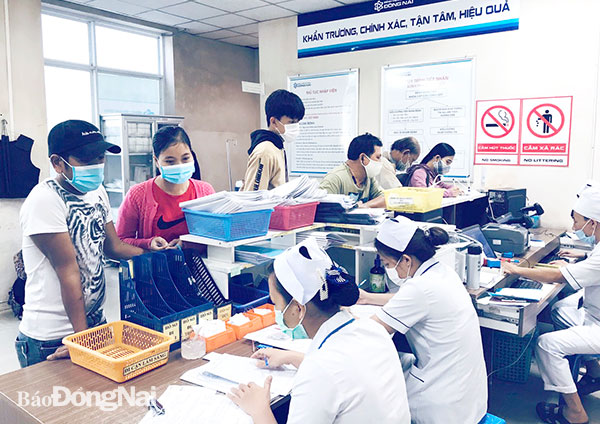 Tham gia bảo hiểm y tế, người bệnh có thể yên tâm điều trị bệnh, vì Quỹ Bảo hiểm y tế đã thay người dân chi trả phần lớn viện phí. Trong ảnh: Thân nhân bệnh nhân làm thủ tục nhập viện cho người nhà tại Khoa Cấp cứu Bệnh viện Đa khoa Đồng Nai. Ảnh: Phương Liễu