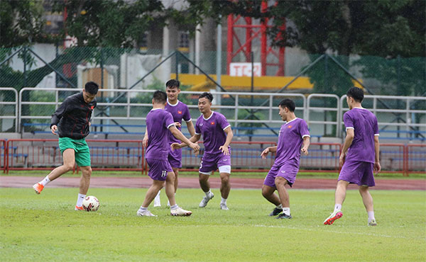 Đội tuyển Việt Nam tập luyện tại Singapore. Ảnh: VFF