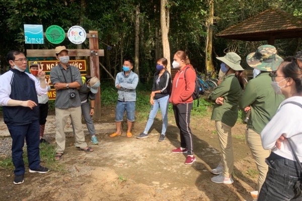 Giảng viên đang hướng dẫn các thành viên về kỹ năng làm hướng dẫn viên du lịch sinh thái tại Vườn quốc gia Cát Tiên. Ảnh: B.Nguyên