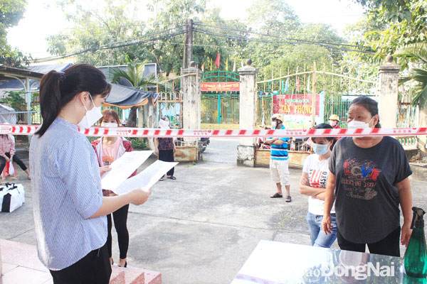 Nhiều người dân đến Trạm y tế P.Tân Phong (TP.Biên Hòa) khai báo y tế do có liên quan đến ca F0. Ảnh: Hạnh Dung