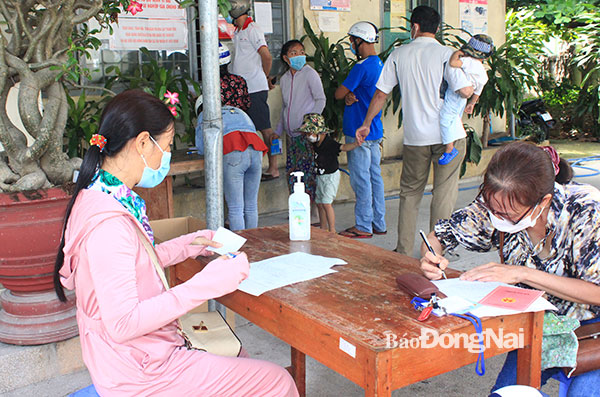 Trạm y tế P.Trảng Dài (TP.Biên Hòa) luôn có rất đông người dân đến khai báo y tế, xin cấp giấy quyết định cách ly, kết thúc cách ly F0 tại nhà. Ảnh: Hạnh Dung
