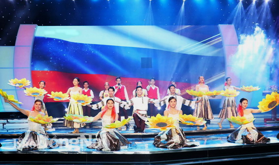 Tiết mục múa hát “Thời thanh niên sôi nổi” của Hội hữu nghị Việt Nam – Liên bang Nga tỉnh