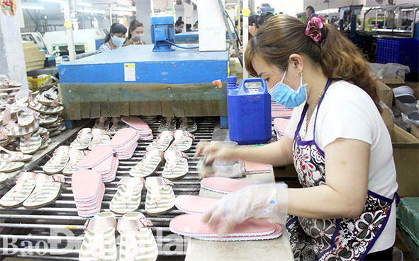 Sản xuất giày dép xuất khẩu vào thị trường Hoa Kỳ tại Công ty CP Giày dép Cao Su Màu (TP.Biên Hòa). Ảnh: Hương Giang
