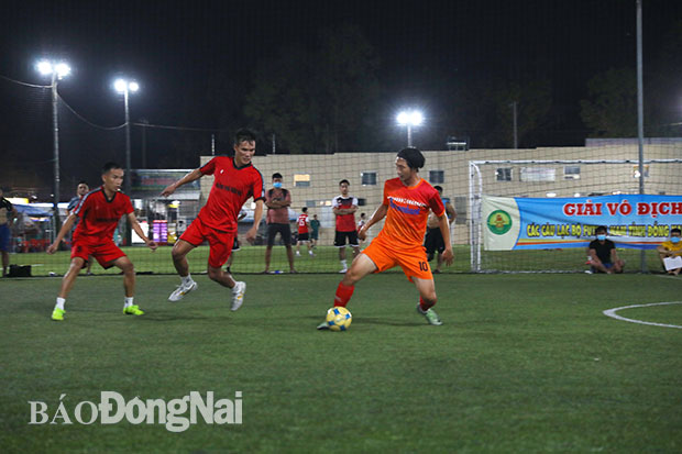 Đội TP. Biên Hòa (trái) thắng tối thiểu trước đội H.Vĩnh Cửu 2 ở lượt trận đầu tiên bảng A