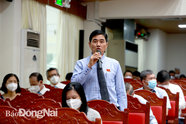Đại biểu Phạm Văn Cường, Tổ đại biểu HĐND H.Vĩnh Cửu đặt câu hỏi chất vấn tại hội nghị