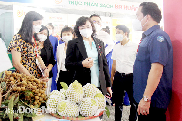 Lãnh đạo TP.HCM tham quan gian hàng trưng bày các sản phẩm của Đồng Nai tại hội nghị Kết nối cung - cầu hàng hóa giữa TP.HCM và các tỉnh, thành phố năm 2021