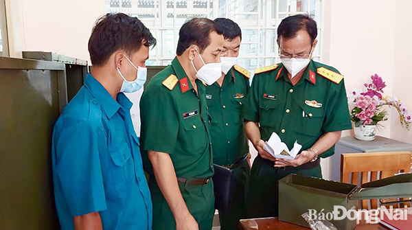  Đại tá Vũ Văn Điền (thứ hai từ trái qua) kiểm tra vũ khí trang bị sẵn sàng chiến đấu tại xã Phú Đông