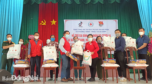Tiếp tục tặng quà hỗ trợ người dân bị ảnh hưởng bởi dịch Covid-19