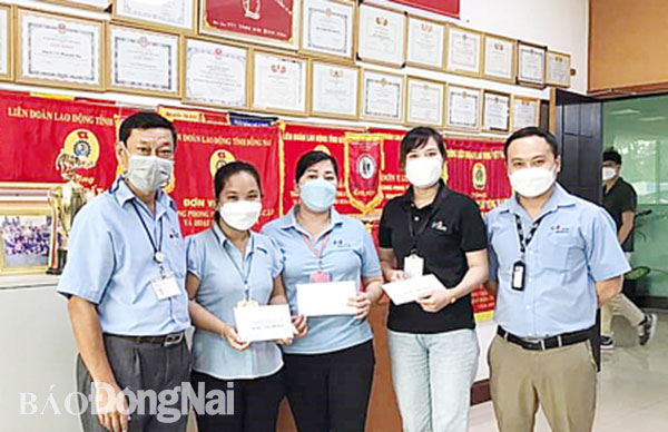 Đại diện Công đoàn cơ sở Công ty TNHH Hwaseung Vina (H.Nhơn Trạch) hỗ trợ công nhân F0 điều trị khỏi và trở lại với công việc. Ảnh: L.Mai