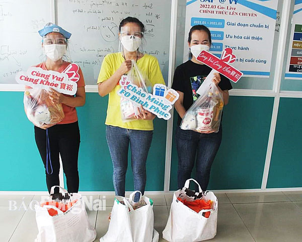 Công ty TNHH Pousung Việt Nam (H.Trảng Bom) tặng quà lao động điều trị khỏi F0 đi làm trở lại