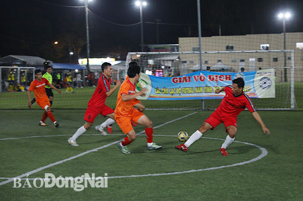 Trận chung kết giữa hai đội TP. Biên Hòa (áo đỏ) và H.Vĩnh Cửu 2