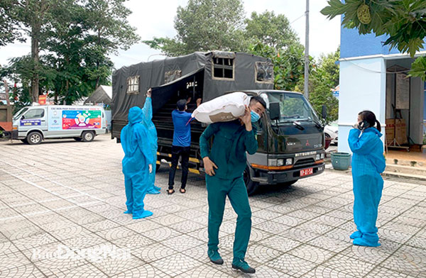 Trong những tháng toàn tỉnh thực hiện giãn cách xã hội, hệ thống chính trị H.Nhơn Trạch đã không quản ngại gian khó, tích cực vận động, tiếp nhận lương thực, thực phẩm để hỗ trợ người dân yên tâm chống dịch. Ảnh địa phương cung cấp