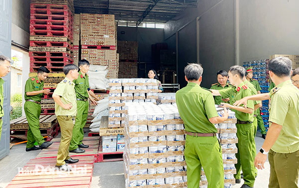 Lô hàng không rõ nguồn gốc được Công an TP.Long Khánh phối hợp với lực lượng chức năng kiểm tra, phát hiện tại P.Xuân Bình (TP.Long Khánh) vào tháng 4-2021. Ảnh: Công an cung cấp