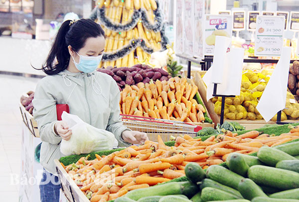 Người tiêu dùng chọn mua các loại rau củ quả tại một siêu thị ở TP.Biên Hòa. Ảnh: H.Quân