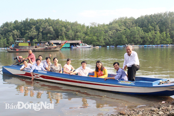 Đoàn du khách tham quan rừng ngập mặn Nhơn Trạch