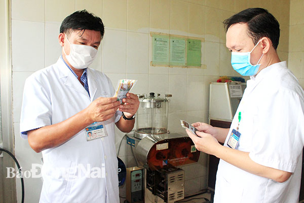 Cán bộ, nhân viên y tế Bệnh viện Y dược cổ truyền Đồng Nai chuẩn bị các túi thuốc đông y để cấp phát, điều trị cho bệnh nhân Covid-19 mức độ trung bình, nhẹ. Ảnh: A.Yên