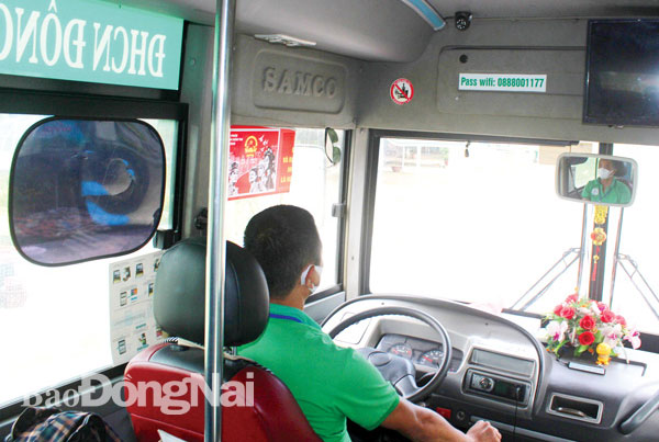 Theo Nghị định 10, ô tô kinh doanh vận tải hành khách từ 9 chỗ (kể cả người lái xe) trở lên phải lắp camera giám sát. Trong ảnh: Một xe buýt ở TP.Biên Hòa đã lắp camera trong quá trình hoạt động. Ảnh: T.Hải