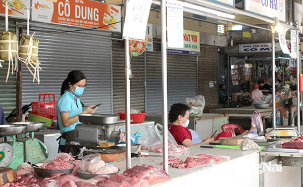 Khoảng 1/3 số sạp hàng thịt ở chợ Tân Phong chưa mở bán trở lại