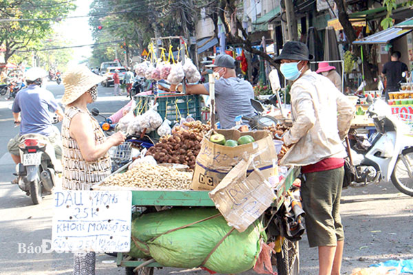 Người dân mua bán ở lề đường bên ngoài chợ Biên Hòa