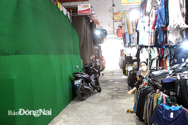 Sạp hàng ở chợ Tân Hiệp phủ bạt đóng cửa