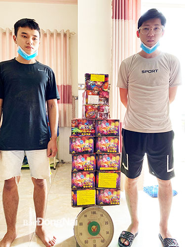 Bắt giữ 2 đối tượng tàng trữ gần 38 kg pháo nổ