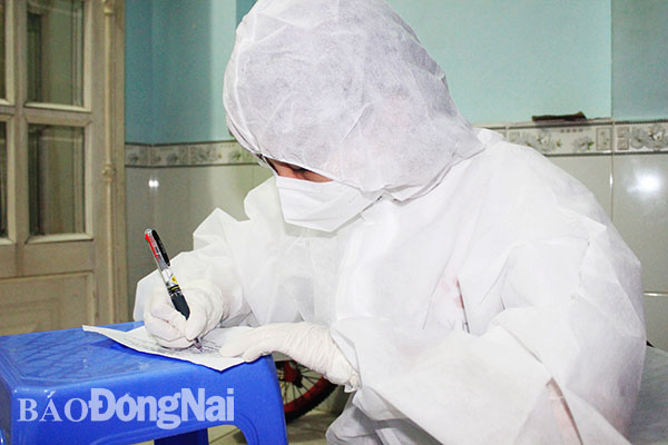 Nhân viên trạm y tế lưu động hỗ trợ các gia đình có F0 cách ly tại nhà trên địa bàn