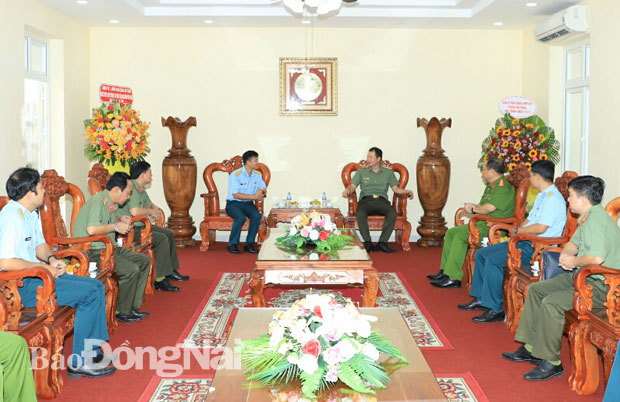 Thiếu tướng Vũ Hồng Văn, Bí thư Đảng ủy, Giám đốc Công an tỉnh trao đổi với lãnh đạo Trung đoàn 935 