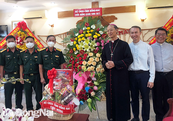 Đại tá Huỳnh Thanh Liêm và đoàn công tác tặng hoa, quà chúc mừng Giáng sinh tại Tòa giám mục Xuân Lộc