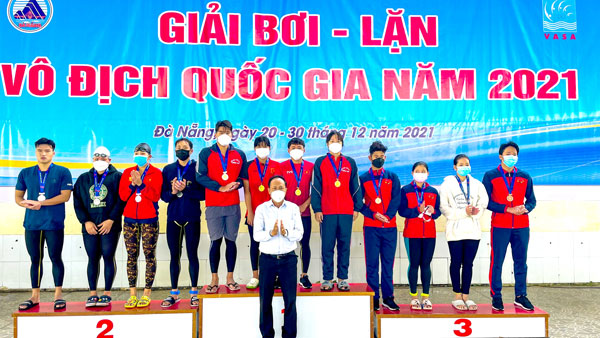 Đội tiếp sức lặn Đồng Nai nhận HCV nội dung tiếp sức 4x100m mix