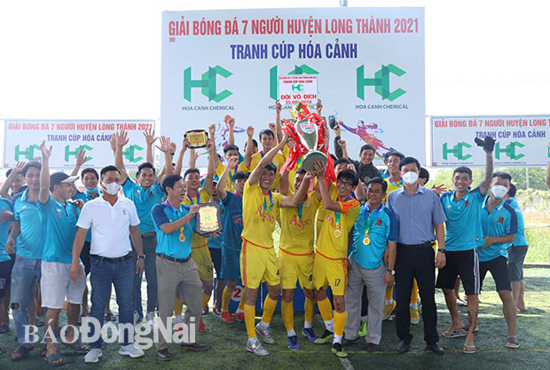 Đội An Lâm Điện tử Dũng ăn mừng giành ngôi vô địch giải