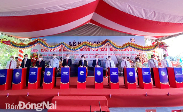 Các đại biểu thực hiện nghi thức bấm nút khởi công xây dựng cầu Bạch Đằng 2