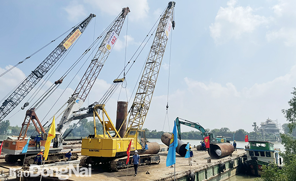 Các phương tiện thi công sẵn sàng thi công xây dựng công trình.