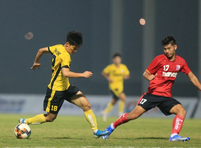 U.21 NutiFood (áo vàng) trong trận bán kết với U21 PVF Hưng Yên
