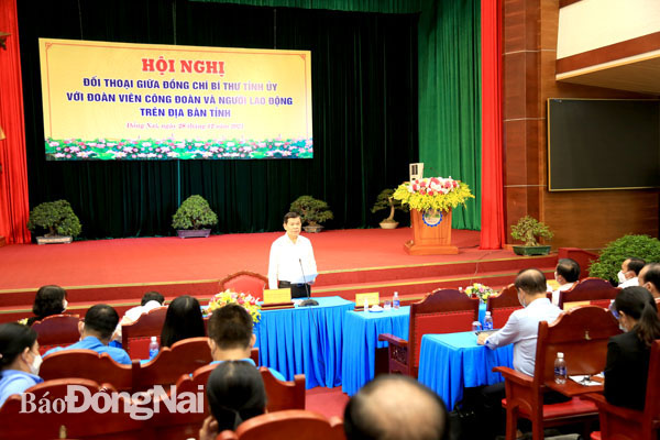 Ủy viên Trung ương Đảng, Bí thư Tỉnh ủy Nguyễn Hồng Lĩnh phát biểu tại buổi đối thoại với công nhân lao động