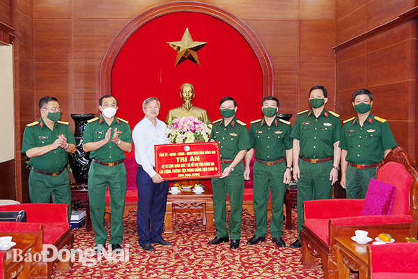 Chủ tịch UBND tỉnh Cao Tiến Dũng tặng bảng tượng trưng 500 triệu đồng tri ân Đảng ủy, Bộ Tư lệnh Quân khu