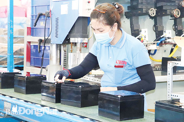 Sản xuất các loại ắc quy, pin xuất khẩu ở Công ty TNHH Việt Nam Center Power Tech thuộc Tập đoàn Vision ở Khu công nghiệp Nhơn Trạch 2
