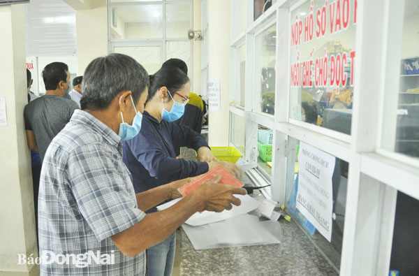 Rất đông người dân đến làm thủ tục sang tên đổi chủ xe tại Phòng Cảnh sát giao thông Công an tỉnh. Ảnh: Võ Nguyên