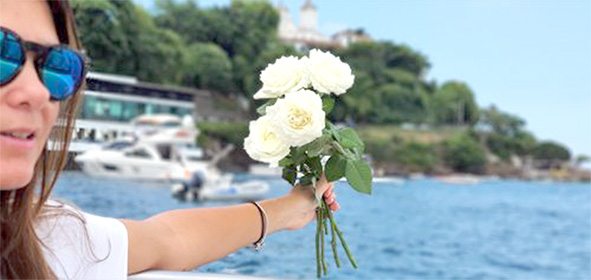 Ném hoa trắng xuống biển để cầu xin vị thần Yemoja phù hộ ở Brasil. Ảnh minh họa: bestlifeonline.com