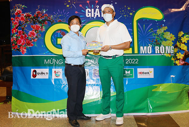 Ban tổ chức trao số tiền trích từ tiền giải thưởng cho đại diện Ủy ban MTTQ Việt Nam tỉnh