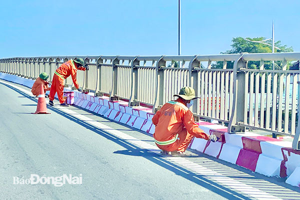 Cầu Hóa An được sơn phết lại, chỉnh sửa hệ thống đèn trang trí chuẩn bị cho Tết Nguyên đán 2022. Ảnh: Đăng Tùng